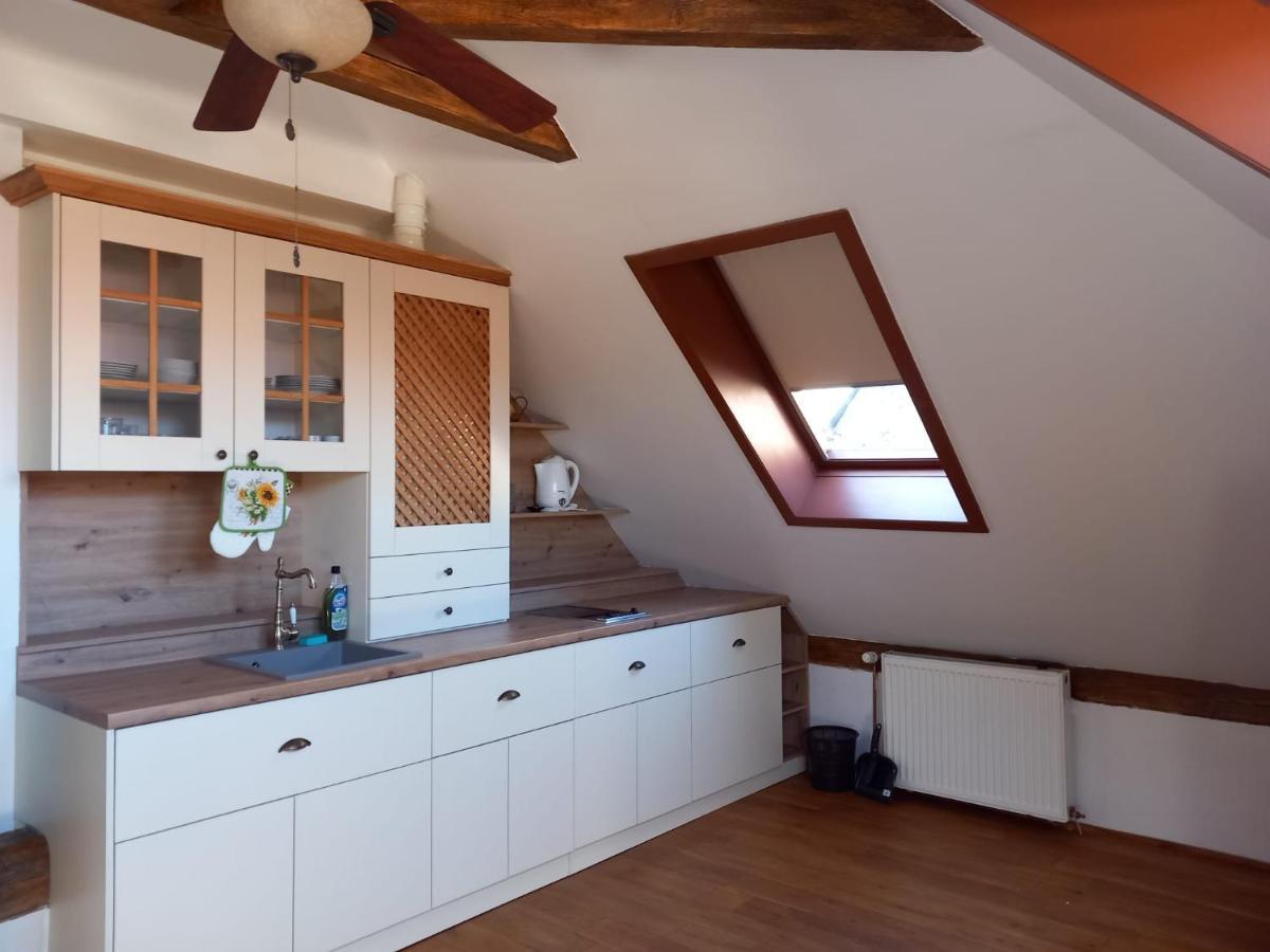 Roof Apartment Ztracena ออลอโมตซ์ ภายนอก รูปภาพ